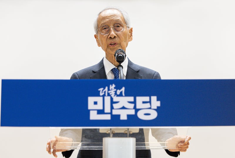 李대통령, EU 윤여준·프랑스 강금실 등 <b>4개국 특사단 파견</b>