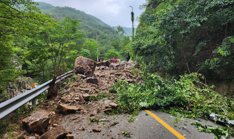 폭우로 충남 청양서 <b>산사태</b>… <b>매몰</b>된 <b>주민</b> 2명 <b>구조</b>