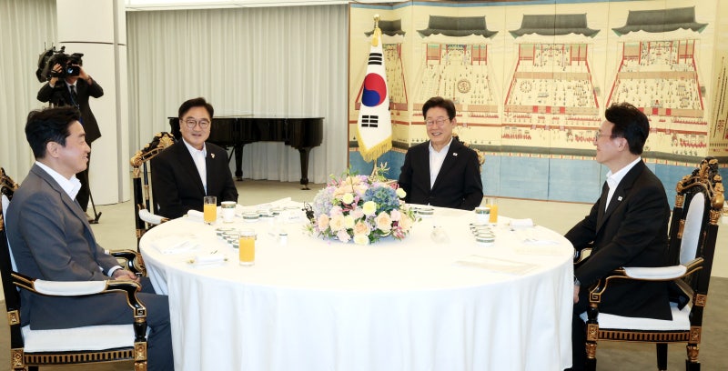 李 대통령, <b>우원식</b> <b>의장</b>과 <b>만찬</b>… 禹 “옆집인데 오는 데 1년2개월 걸려...