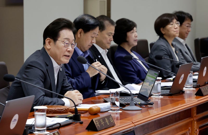 李 “국민 죽어가는데 음주가무…정신나간 <b>공직자 엄단</b>”