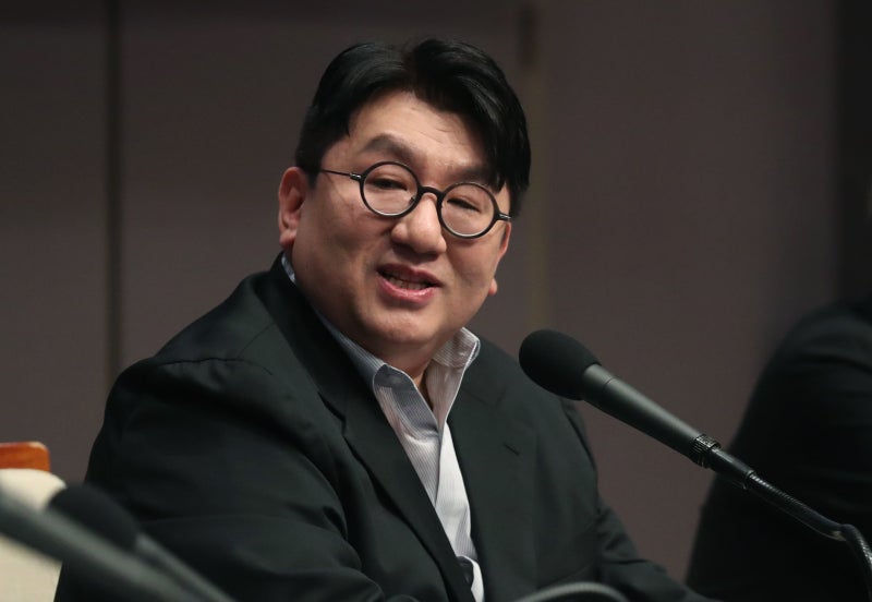 경찰, <b>하이브 압수수색</b>… <b>방시혁</b> 부정거래 의혹 관련