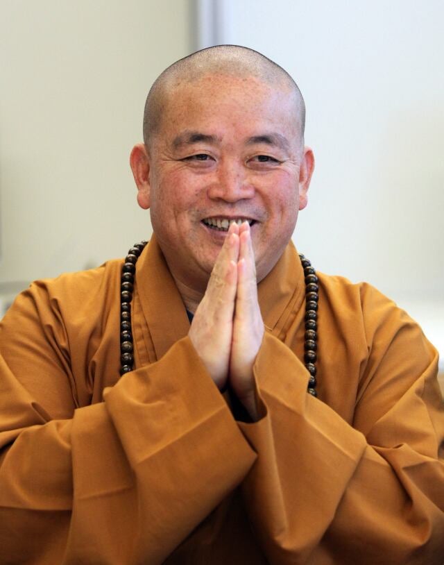 <b>소림사 주지</b>의 ‘두 얼굴’… “횡령 혐의에 여러 여성과 부적절한 관계...