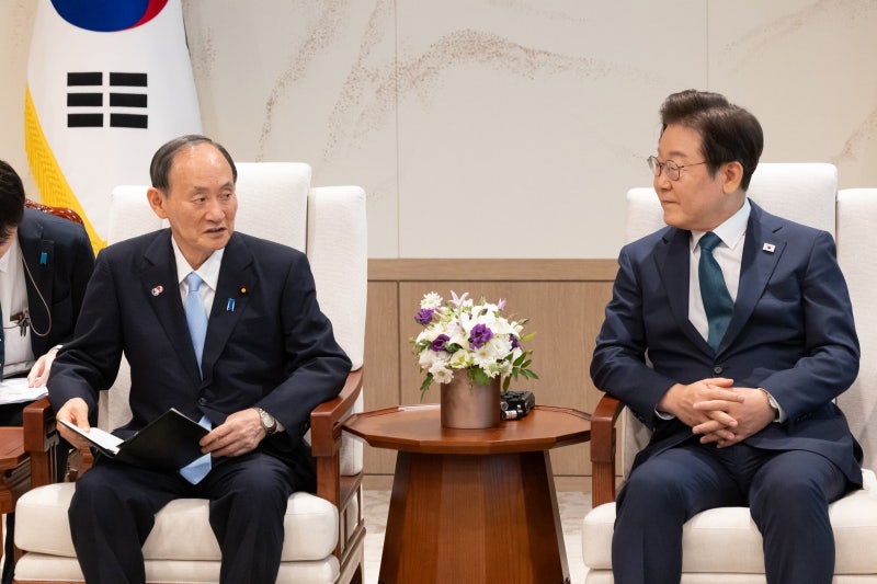 李대통령, <b>스가</b> 전 총리 접견… “韓日 <b>관계</b> 미래지향적으로 <b>발전</b>되길”