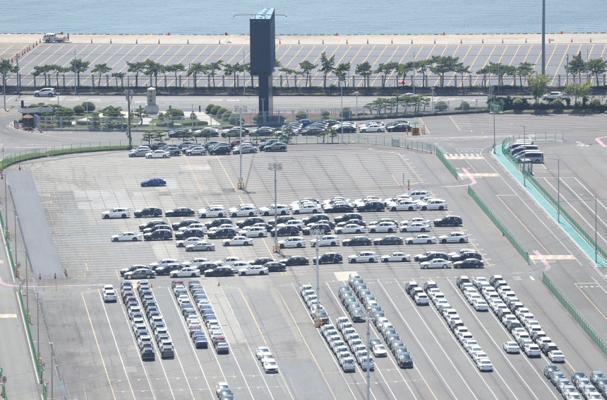 韓米貿易交渉が妥結した31日、現代自動車蔚山工場輸出出荷桟橋近くの野積場に完成車が待機している。