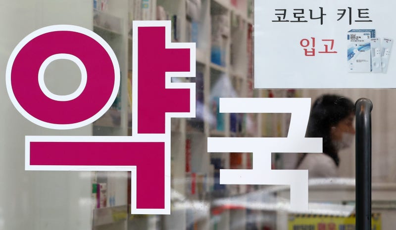 여름 <b>코로나</b> <b>환자 증가</b>세…약국 60%는 “치료제 없음”
