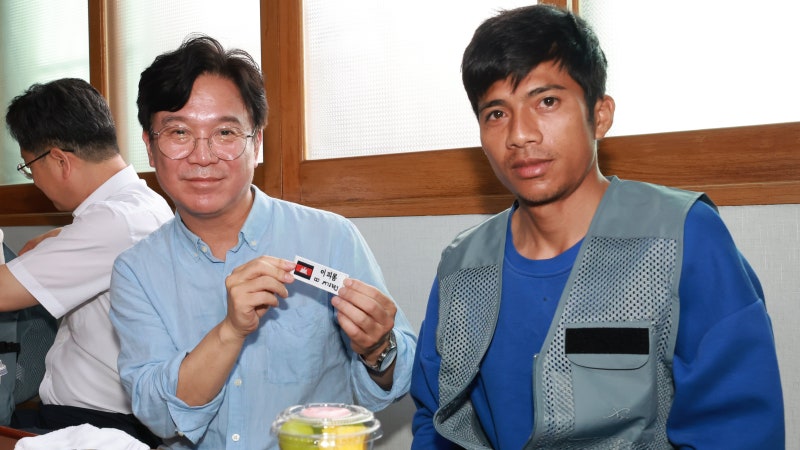 김영훈 노동장관, <b>외국인</b> 고용 농가 방문해 “‘야, 너’ 대신 이름 불...
