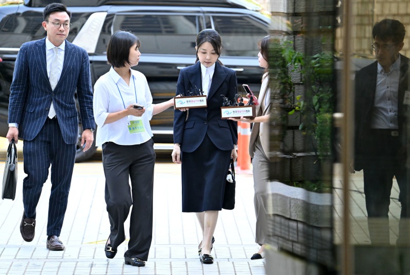 <b>김건희</b> 여사, <b>구속영장 심사</b> 출석…말 없이 법원 들어가