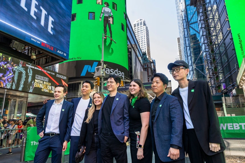 2024년 6월 27일(현지 시각) 뉴욕 맨해튼 타임스스퀘어서 네이버 웹툰엔터테인먼트의 나스닥 상장을 기념하기 위해 열린 팬 사인회에서 김준구 웹툰엔터테인먼트 대표, 김규삼, 조석, 손제호 등 네이버 웹툰 작가들이