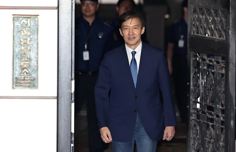 조국, 내일 <b>김대중</b> <b>묘역</b> 참배…석방 사흘 만에 정치행보 개시