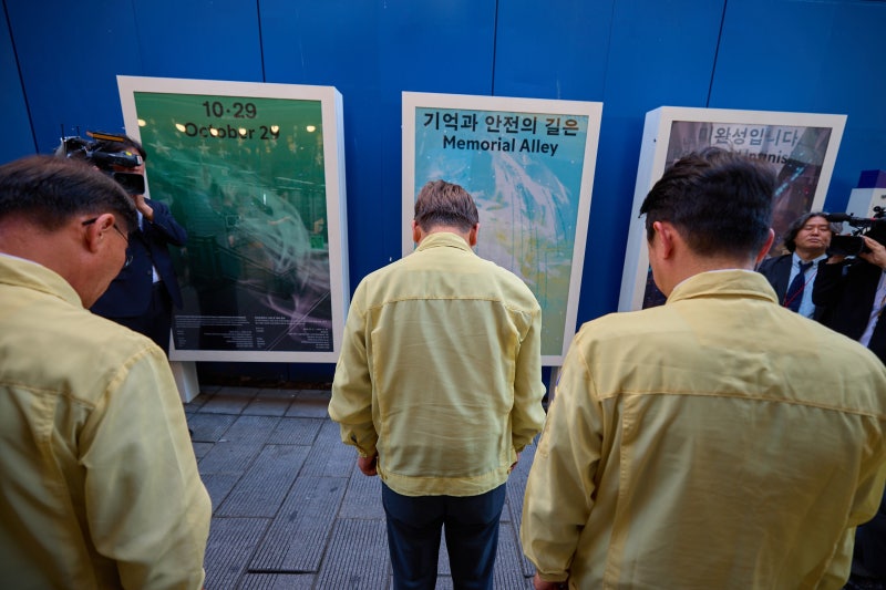 이재명 대통령 ‘<b>이태원 참사</b>’ 출동 <b>소방관</b> 사망에 “마음 미어져”