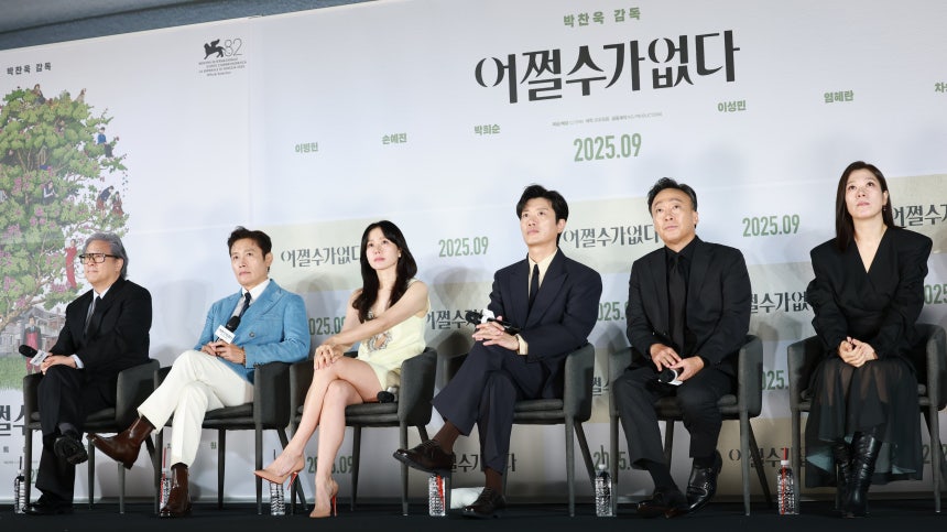 박찬욱 감독(왼쪽부터)과 배우 이병헌, 손예진, 박희순, 이성민, 염혜란이 19일 오전 서울 용산구 CGV용산아이파크몰에서 열린 영화 ‘여쩔수가없다’(감독 박찬욱) 제작보고회에 참석해 취재진 질문을 듣고 있다./뉴스