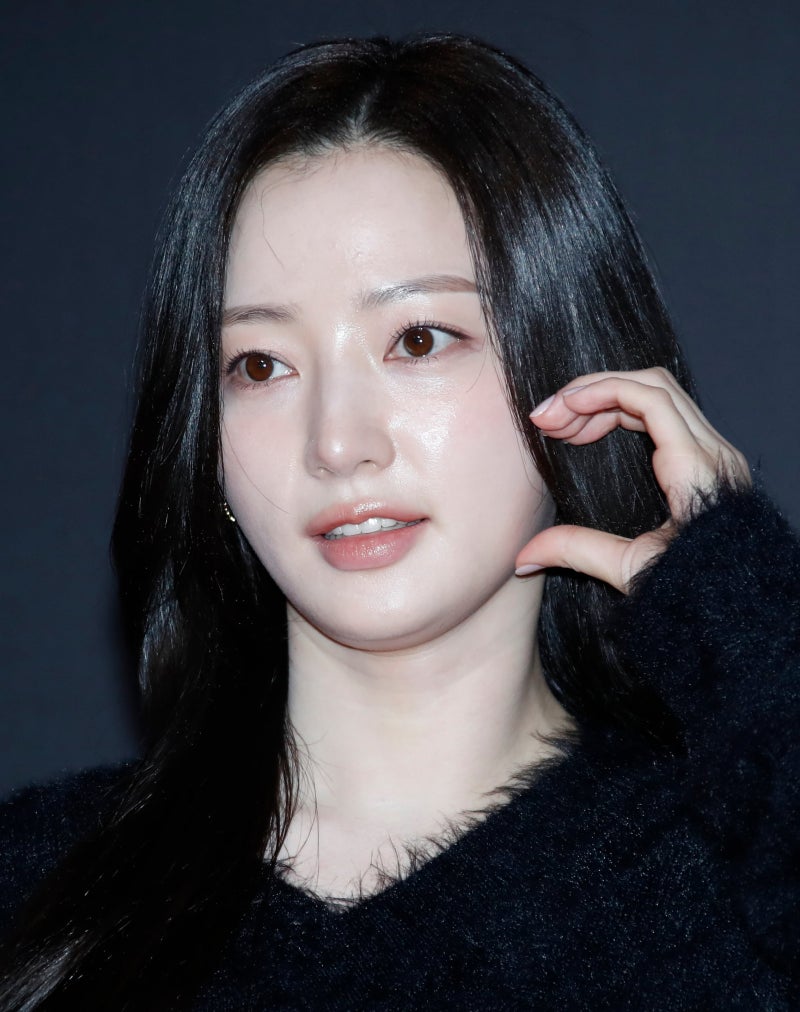 <b>송하윤 학폭</b> 폭로자 입국 “100억 손배소 준비”