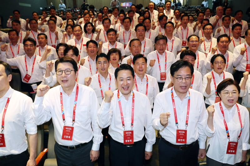 野, 연찬회서 “<b>투쟁</b> 또 <b>투쟁</b>”… 법사위 간사엔 나경원