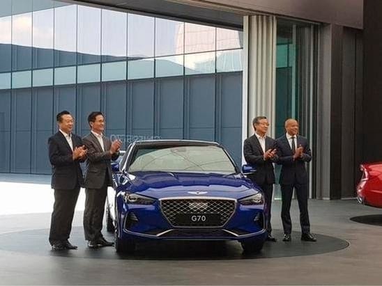 去る2017年G70を発売した後当時現代車とジェネシス主要役員らが記念撮影する姿。左からファン・ジョンヨル元ジェネシスPMセンター専務、李光国前現代自動車国内営業本部長、ヤンウンチョル元現代車副会長、マンフレッドフィッツジェラル