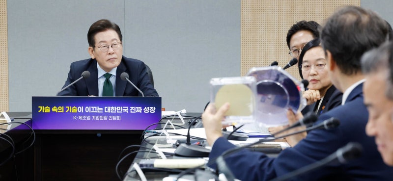 李<b>대통령 민생</b> 경제 <b>행보</b>…반도체 기업 찾아 “제조업 지원”