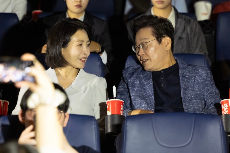 <b>이재명 대통령</b> 부부, 보육원생과 ‘<b>킹 오브 킹스</b>’ 관람