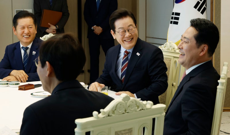 李대통령·<b>여야</b> 대표, 민생경제협의체 구성 합의…청년 고용·배임죄 개...
