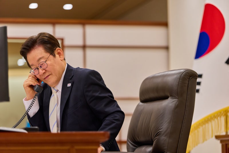 이재명 <b>대통령</b>, 마크롱 <b>프랑스</b> <b>대통령</b>과 첫 통화… “AI·우주·<b>방산</b> 협...