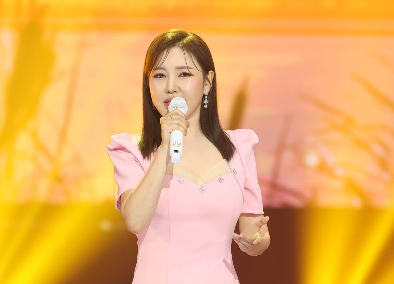 옥주현·성시경 이어 송가인·강동원도… <b>기획사 미등록</b> 사태 확산