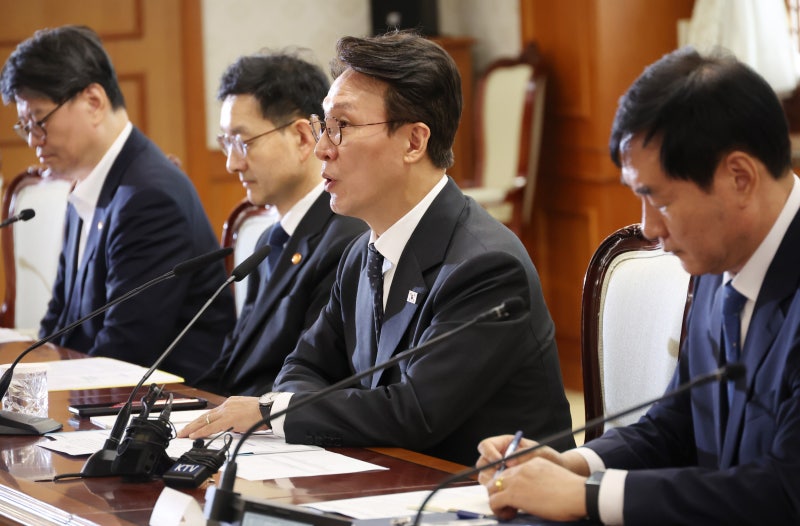 金 총리 “<b>해킹 사고</b>, 기업 신고 없이도 <b>직권 조사</b>하겠다”