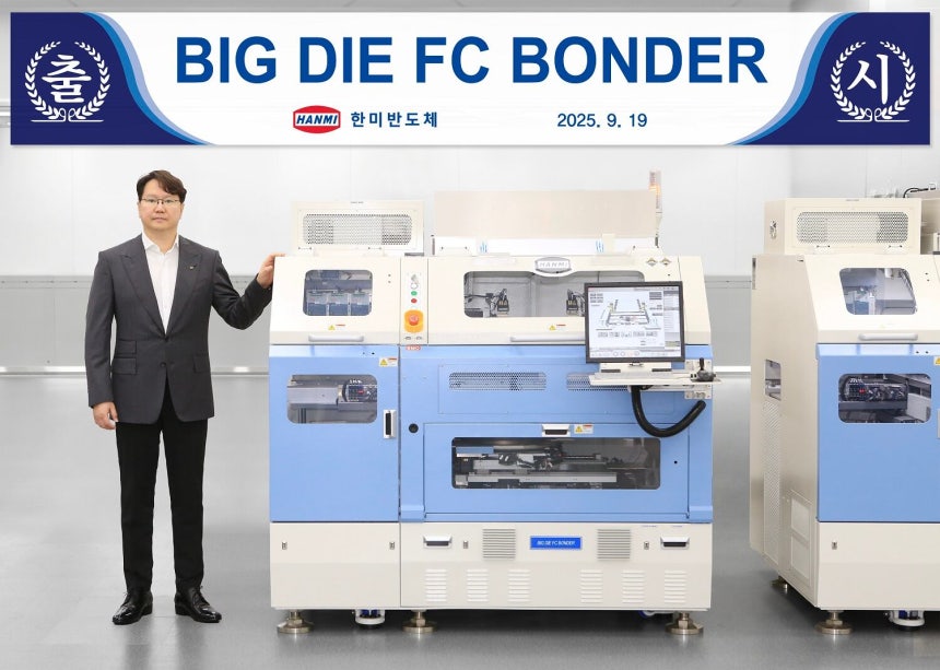 곽동신 한미반도체 회장과 ‘빅다이 FC 본더’ 장비./한미반도체 제공