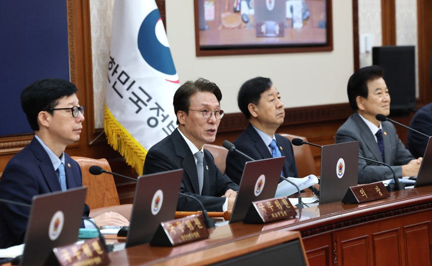 김민석 국무총리가 23일 서울 종로구 정부서울청사에서 열린 국무회의에서 모두발언을 하고 있다. /뉴스1