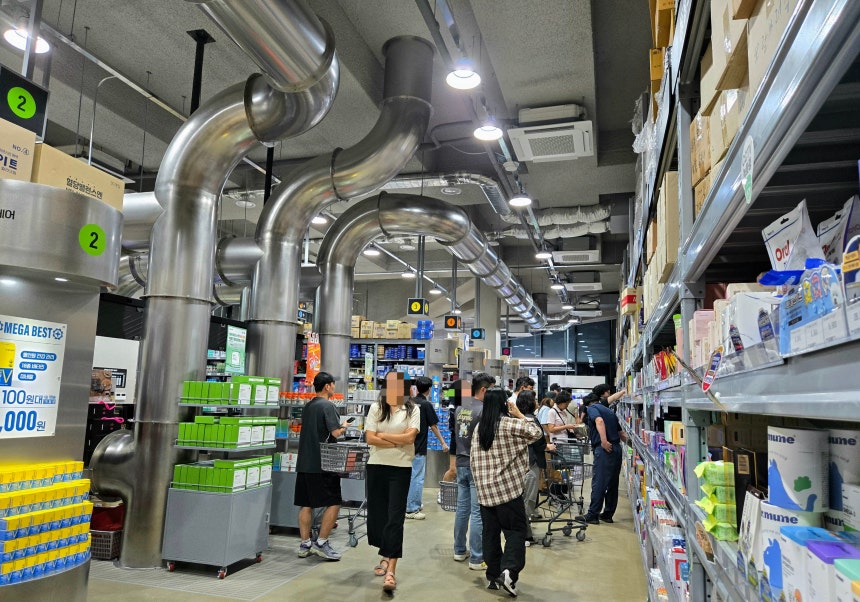 25일 오후 경기도 성남시 국내 첫 창고형 약국에서 방문객들이 쇼핑을 하고 있다. 온라인에선 ‘약국계의 코스트코’라고 불리고 있다./허지윤 기자