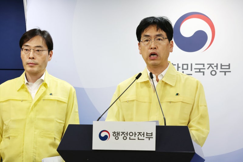 <b>국정자원</b> <b>화재</b>로 정부 시스템 647개 멈춰…“우체국 금융 등 우선 복구...