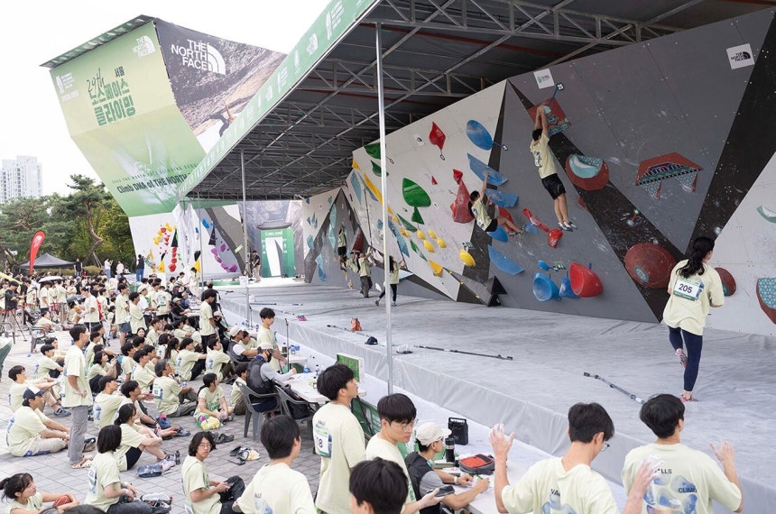 지난 27일 서울 올림픽공원 한얼광장에서 열린 '제29회 노스페이스컵 전국 스포츠클라이밍대회'에서 참가 선수들이 등반하고 있다. /영원아웃도어 제공