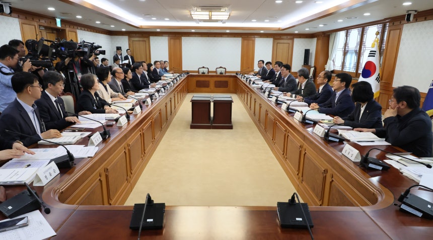 사진은 지난달 서울 종로구 정부서울청사에서 김민석 국무총리 주재로 열린 제7차 바이오헬스혁신위원회 현장. /연합뉴스