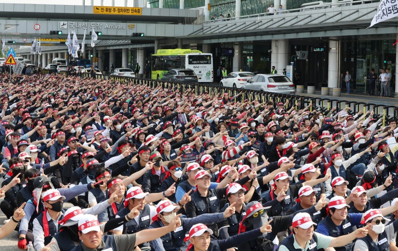전국 <b>공항</b>서 2000명 <b>파업</b>, 대체 인력은 560명... 추석 연휴에 최악 사태...