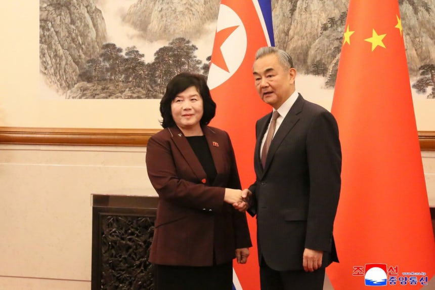 최선희 북한 외무상이 왕이 중국 외교부장과 회담에 앞서 기념촬영을 하고 있다. /연합뉴스