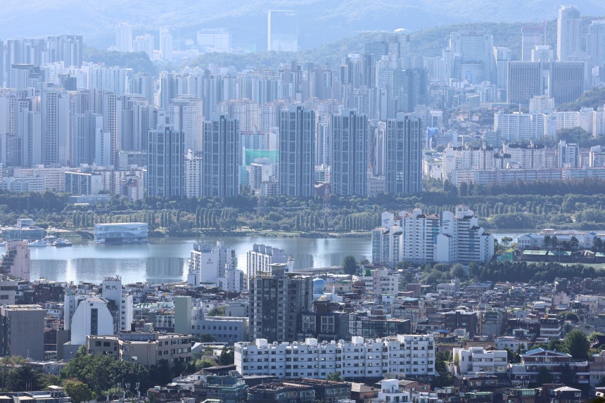 8일 서울 남산에서 바라본 아파트 및 주택단지들. /연합뉴스