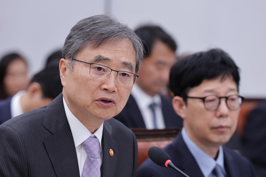 조현 외교부 장관이 13일 서울 여의도 국회 외교통일위원회에서 열린 외교부 등에 대한 국정감사에서 의원 질의에 답변하고 있다. /뉴스1