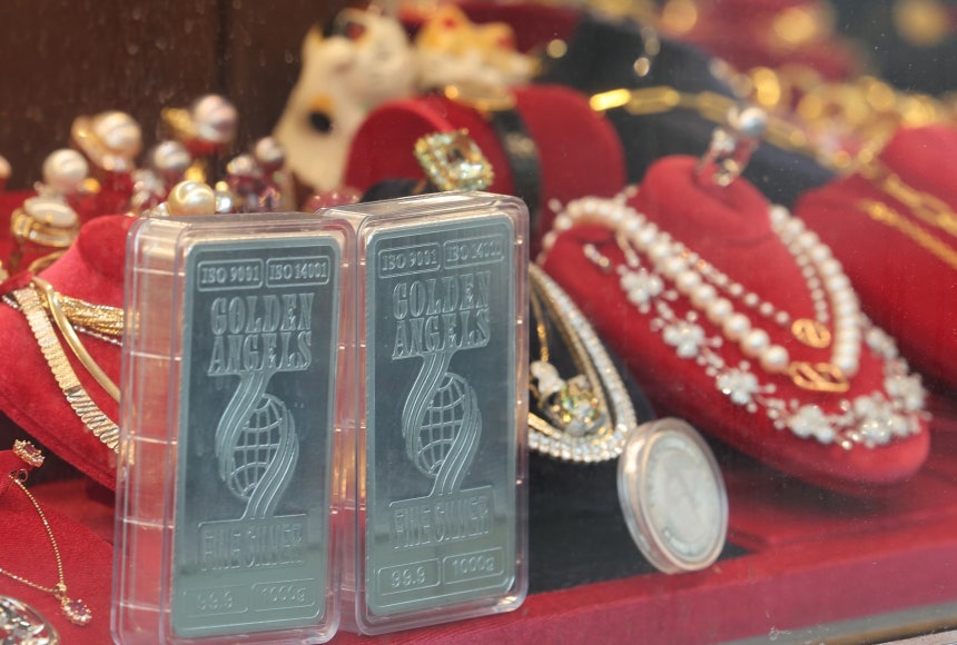 14일 서울 시내 금은방에 실버바가 진열돼있다. /연합뉴스