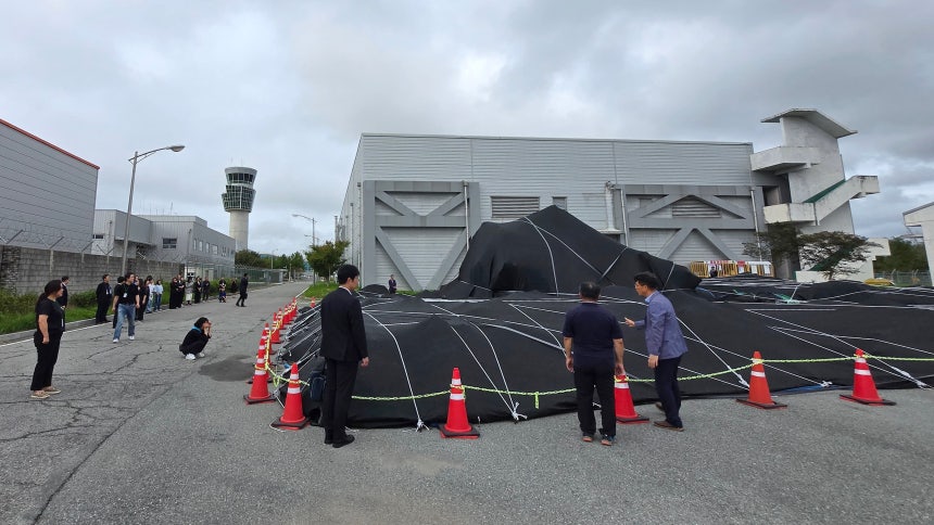 지난 4일 전남 무안국제공항에서 12·29 제주항공 참사 유가족들이 격납고 인근에 보관 중인 사고 여객기 꼬리날개를 살피고 있다. /유가족협의회 제공