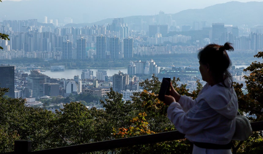 19일 서울 중구 남산에서 바라본 아파트 단지. /뉴스1