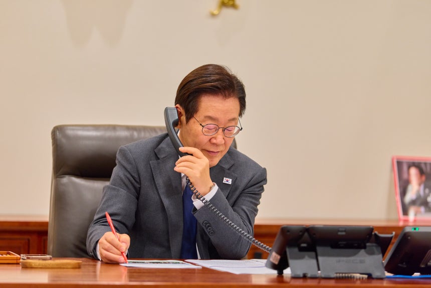 이재명 대통령이 20일 용산 대통령실에서 압델 파타 엘시시 이집트 대통령과 통화하고 있다./대통령실 제공