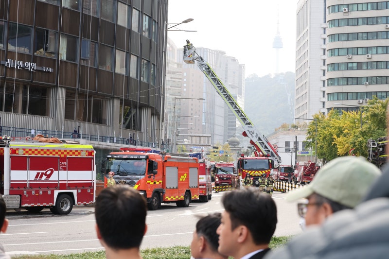 <b>서울</b>광장 인근 <b>서울센터빌딩</b> 공사 중 <b>화재</b>… 100여 명 자력 대피