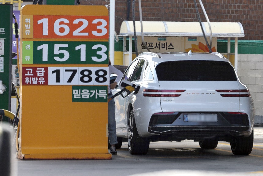 On the 19th, citizens are refueling their cars at a gas station in Seoul. The government announced on the 22nd that it would reduce the fuel tax cut rate by fuel type starting November 1./News1