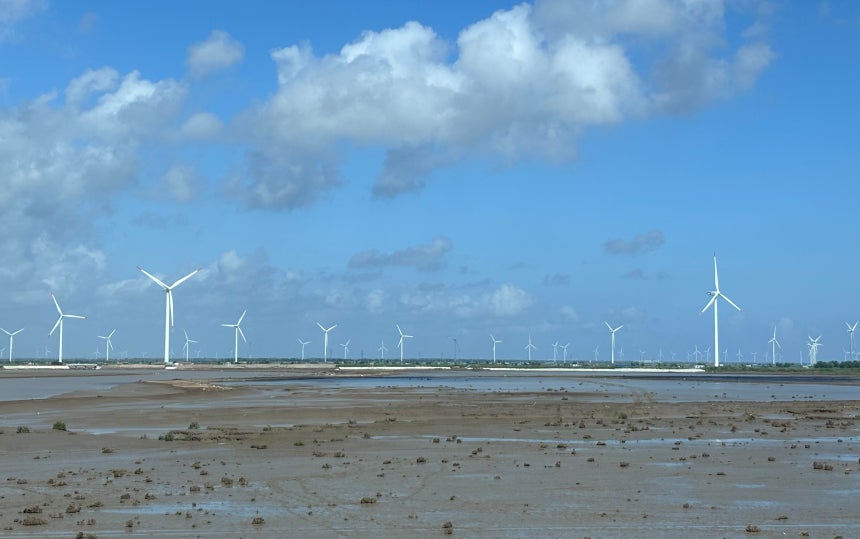 중국 장쑤성 옌청 황해 연안에 해상풍력발전기가 설치된 모습. /옌청(중국)=이은영 특파원