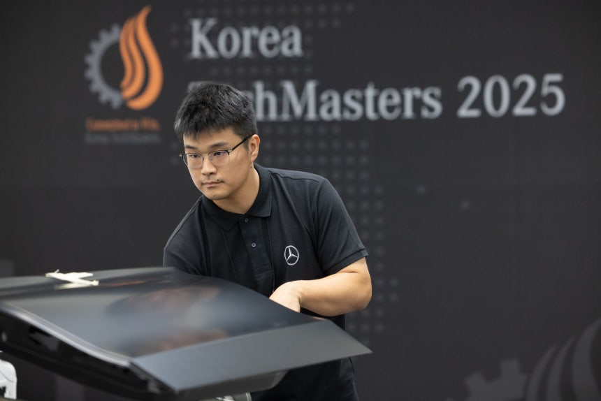 메르세데스-벤츠 코리아 '2025 한국 테크마스터' 판금 부문 수상자 서아승 테크니션. /메르세데스-벤츠 코리아 제공