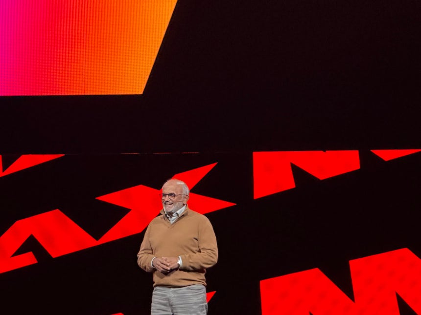 샨타누 나라옌 어도비 최고경영자(CEO)가 28일(현지시각) 미국 로스앤젤레스(LA) 피코크센터에서 열린 어도비의 연례 크리에이티브 행사 ‘어도비 맥스(MAX)’에서 기조연설을 하고 있다./로스앤젤레스=이재은 기자