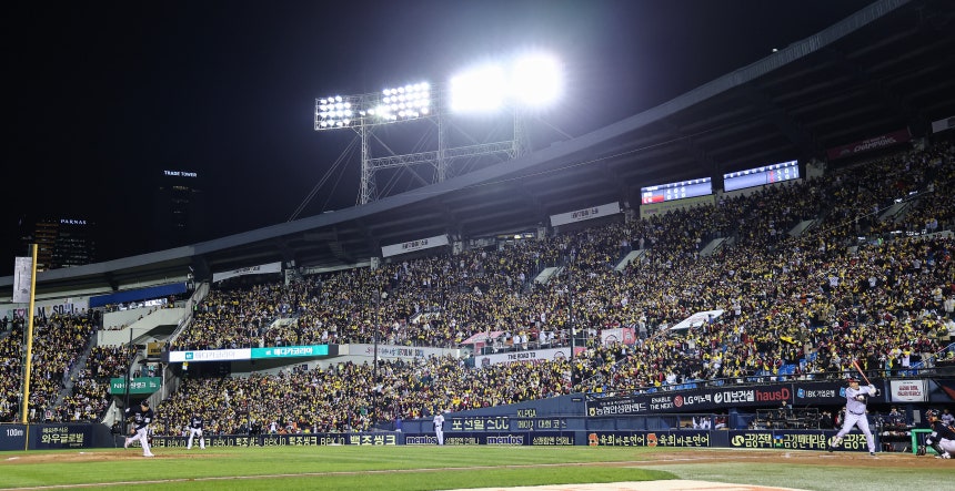 지난 27일 서울 송파구 잠실야구장에서 열린 프로야구 2025 신한 SOL뱅크 KBO 포스트시즌 한국시리즈 2차전 한화 이글스와 LG 트윈스의 경기,에서 관중들이 열띤 응원을 펼치고 있다./뉴스1
