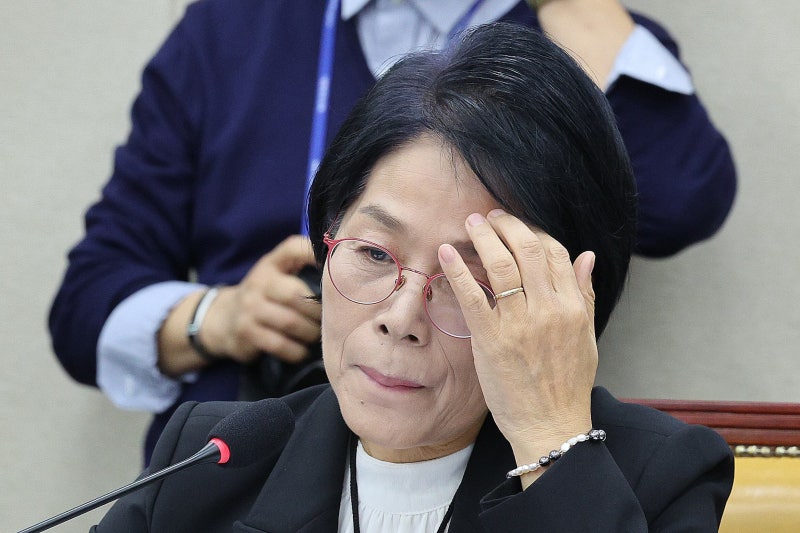 野, ‘딸 결혼식 <b>축의금</b>’ <b>논란</b> <b>최민희</b> 뇌물 혐의로 고발