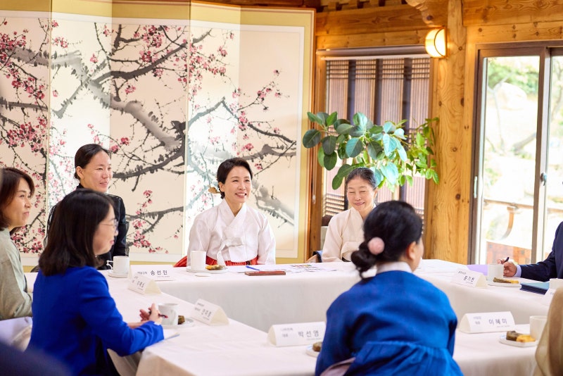 <b>김혜경 여사</b>, 경주서 연일 한복 홍보…“가장 한국적인 멋”