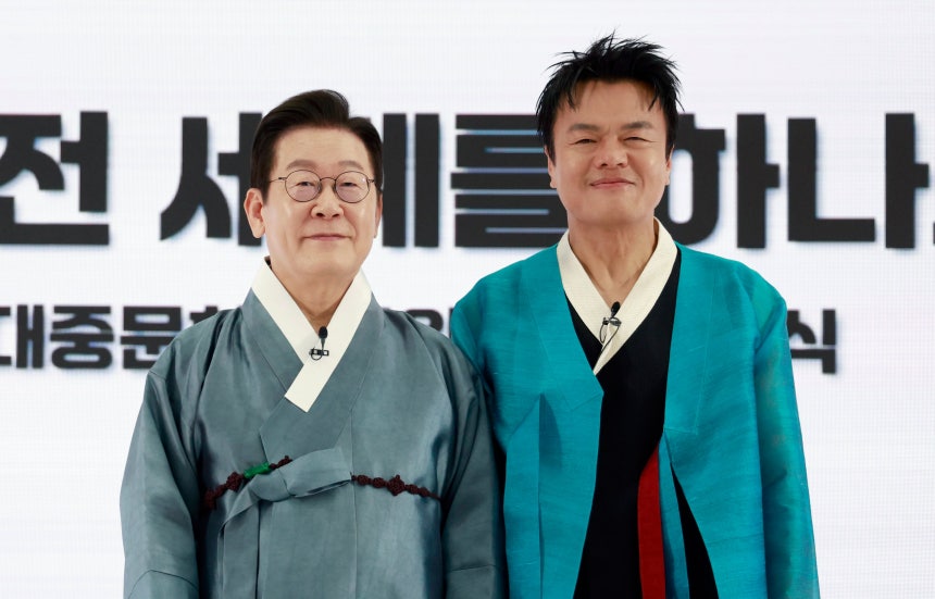 이재명 대통령이 1일 경기 고양시 킨텍스에서 열린 대중문화교류위원회 출범식에서 박진영 공동위원장에게 위촉장을 수여한 뒤 기념촬영을 하고 있다. /대통령실 사진기자단