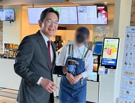 “<b>이재용 회장</b>에게 <b>용돈</b> 받았다”…APEC 카페 직원 글 <b>화제</b>