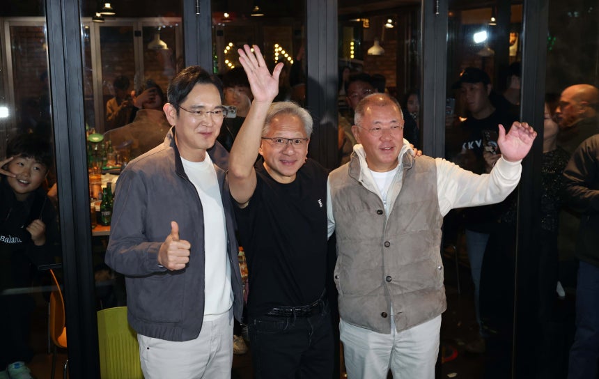 이재용(왼쪽부터) 삼성전자 회장, 젠슨 황 엔비디아 최고경영자(CEO), 정의선 현대차그룹 회장이 지난달 30일 서울 강남구 삼성동의 한 치킨집에서 회동을 마친 뒤 기념촬영을 하고