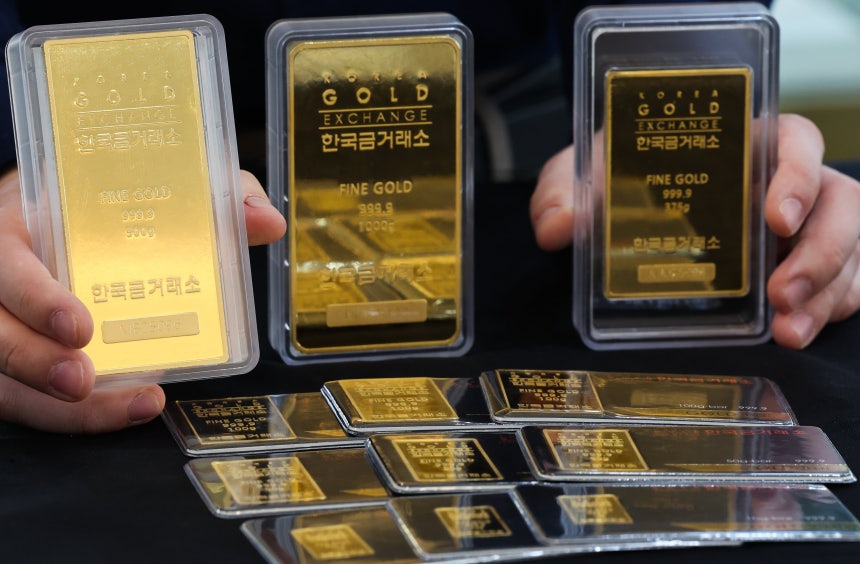 서울 종로구 한국금거래소에 금 제품이 전시되어 있다. /뉴스1